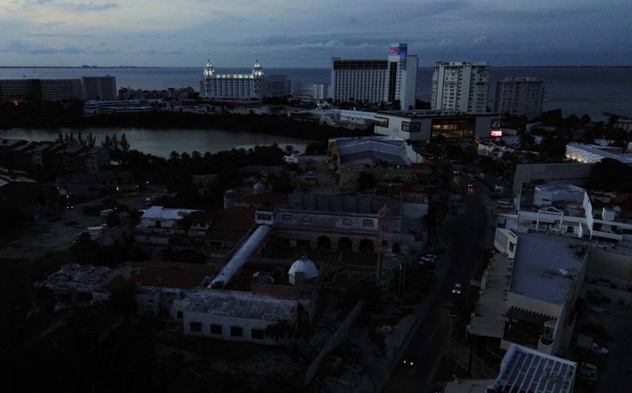 Power grid collapse triggers blackout across southeastern Mexico