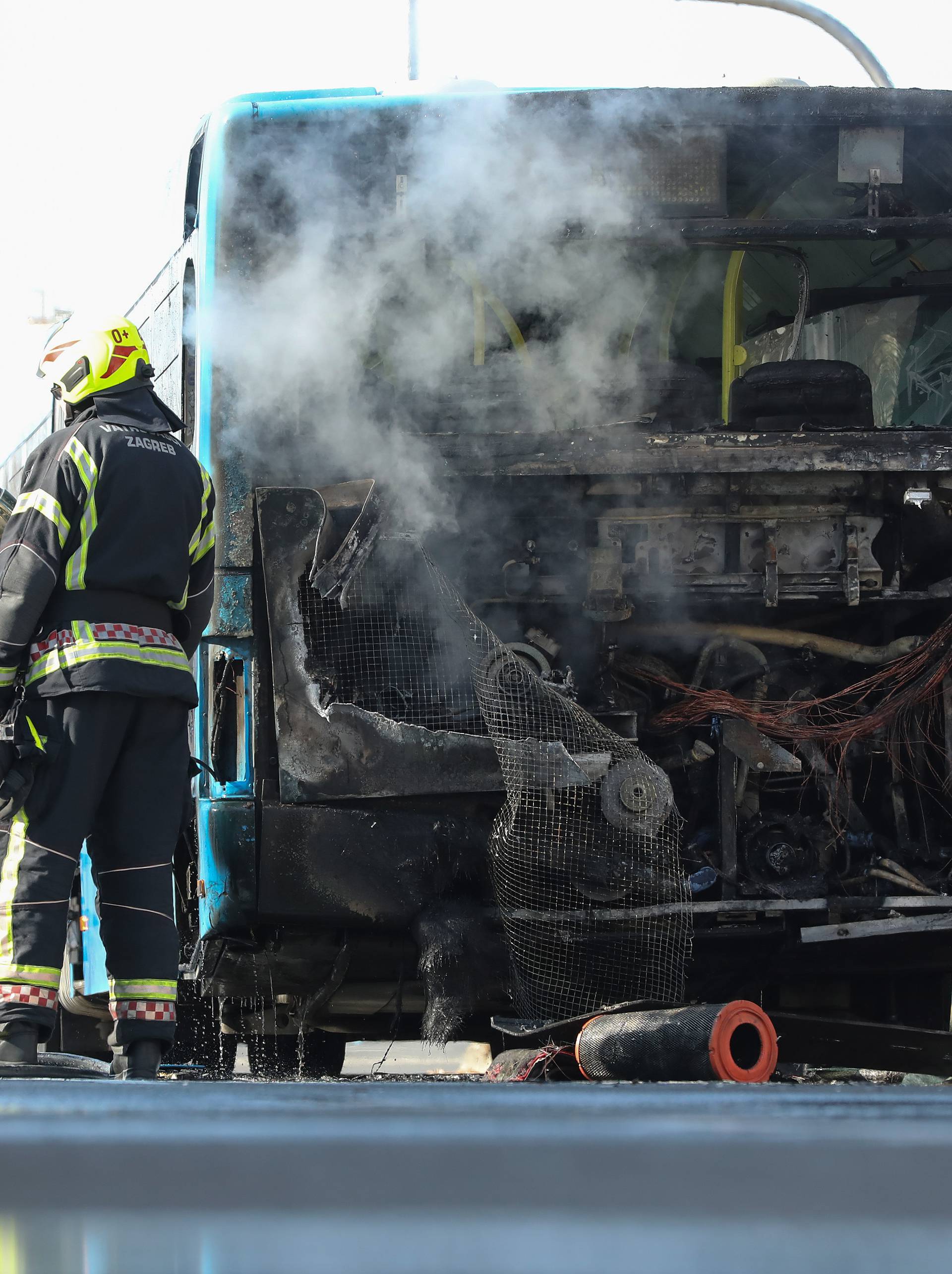 Zagreb: Vatrogasci ugasili poÅ¾ar na autobusu ZET-a na izlasku iz naselja Dugave