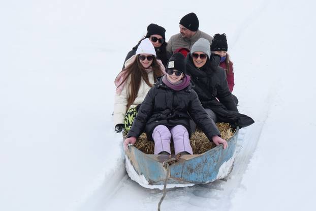 Karadžićevo: Vožnja čamcem po snježnim poljima