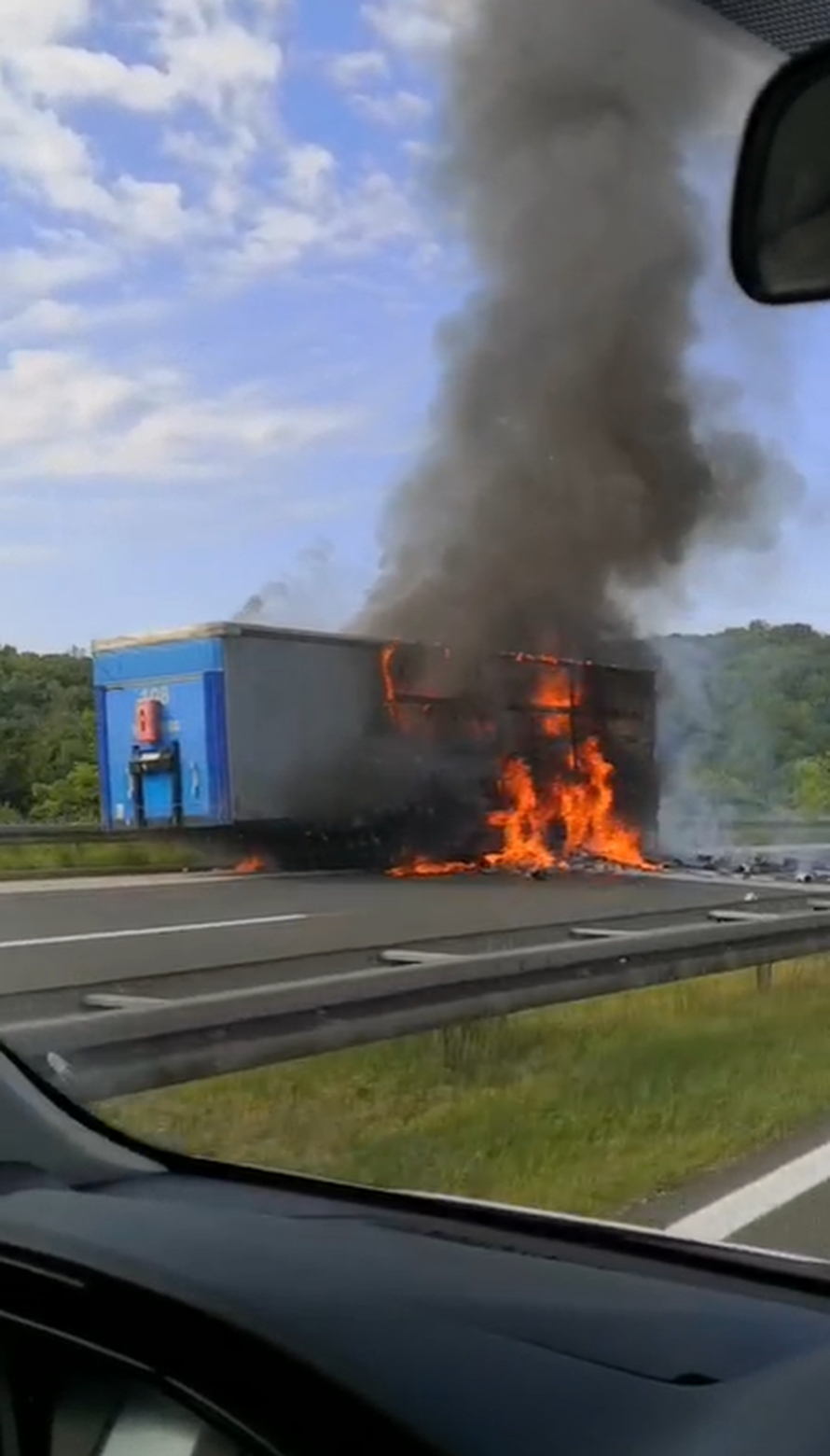 VIDEO Buktinja na autocesti A1: Gori prikolica šlepera, prekinut promet, ogromna je kolona