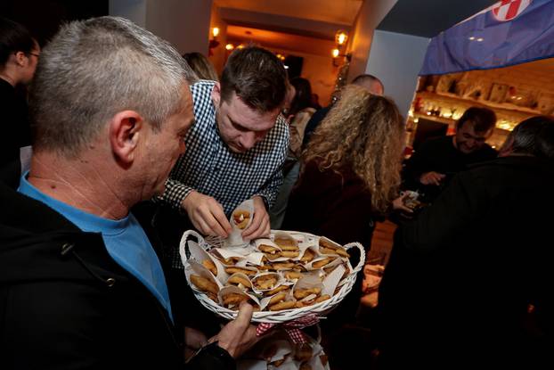 Sinj: Izborni stožer predsjedničkog kandidata Mire Bulja u kafiću Saloon