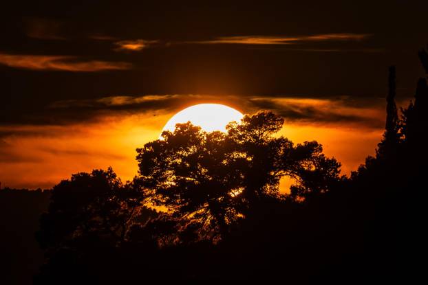 Split: Zalazak sunca iznad uvale Kašjuni