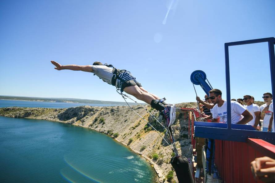 Leti, leti Tin! Srbić i missice skočili su s Masleničkog mosta