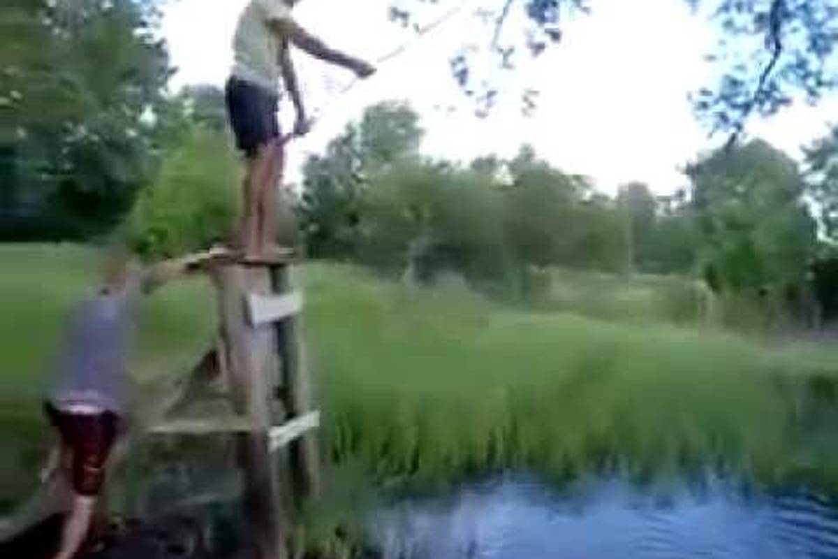 Pijani Rus umislio da je Tarzan i prijatelje nasmijao do suza