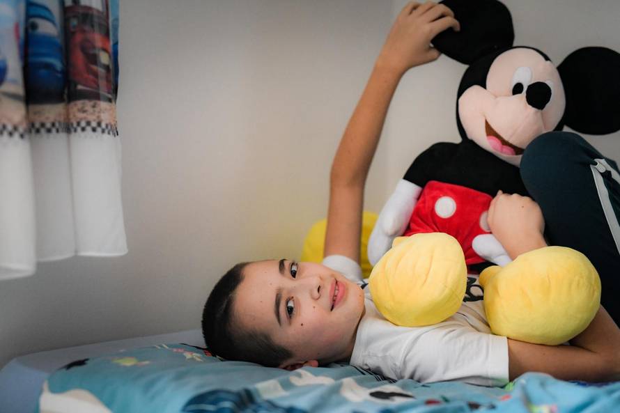 Ivano ima 12 godina, ide u peti razred, ima bijele tenisice, bicikl i Mickeyja Mousea. I autizam