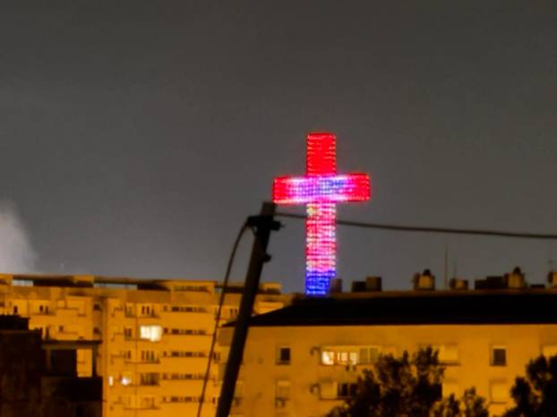 FOTO/VIDEO Spektakl na nebu: Dronovi formirali križ, Gospu...