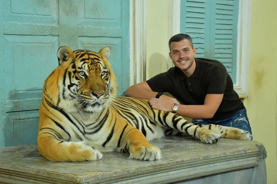 Kad odmor nije samo plaža! Sin Lepe Brene pozirao s tigrom