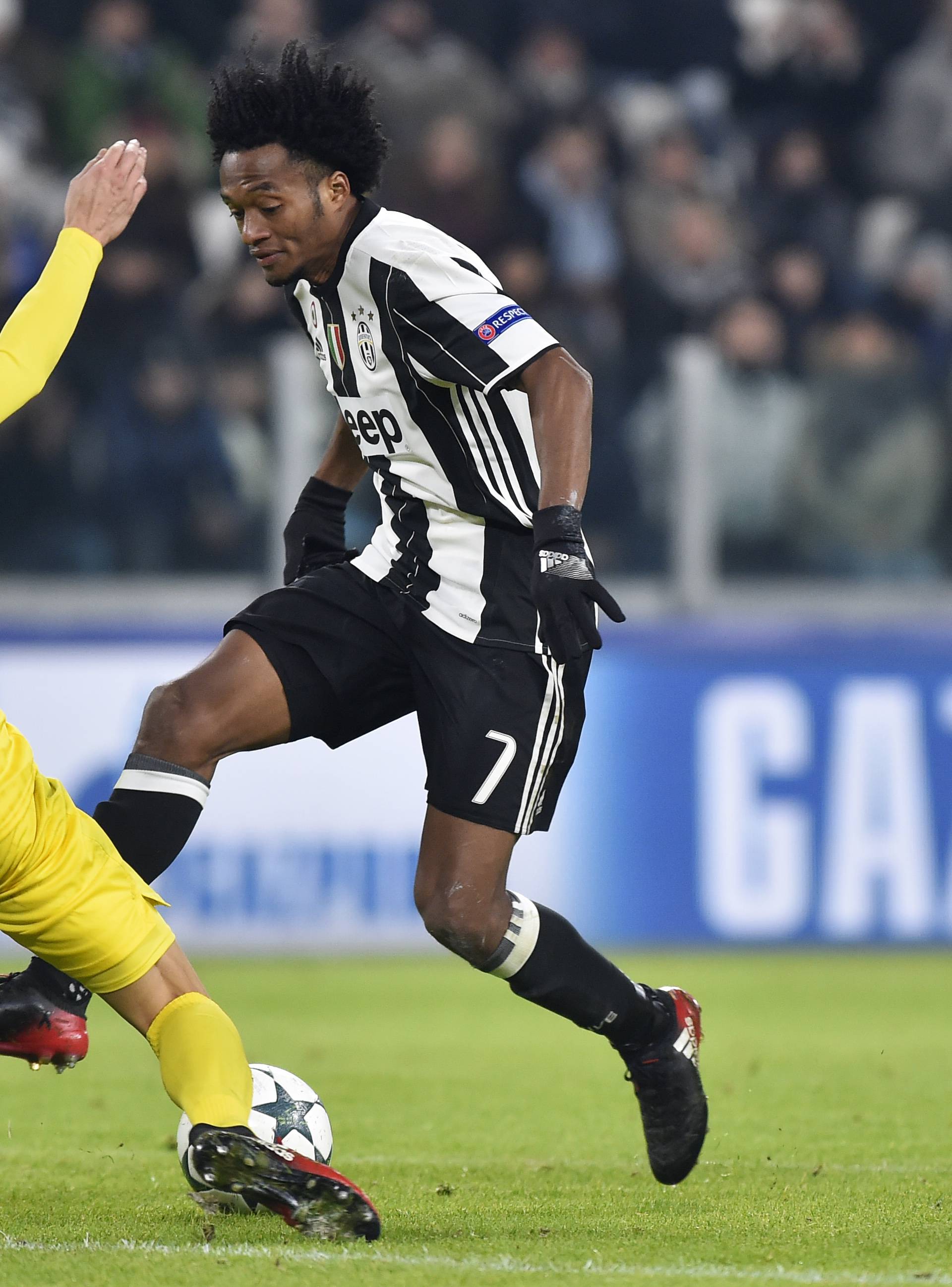 Juventus' Juan Cuadrado in action with Dinamo Zagreb's Leonardo Sigali