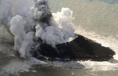 Nakon eurupcije vulkana pojavio se novi mini otok