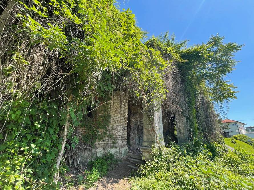 Zrinjevac je porezao stabla oko zapuštene vile, a članovi vijeća i mjesnog odbora uredili okolicu