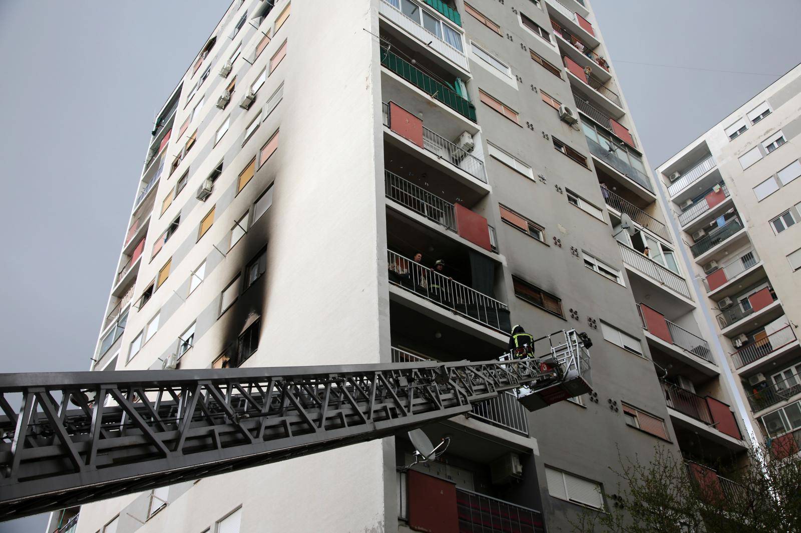 Vatrogasci evakuirali stanare iz stana u kojemu je izbio požar