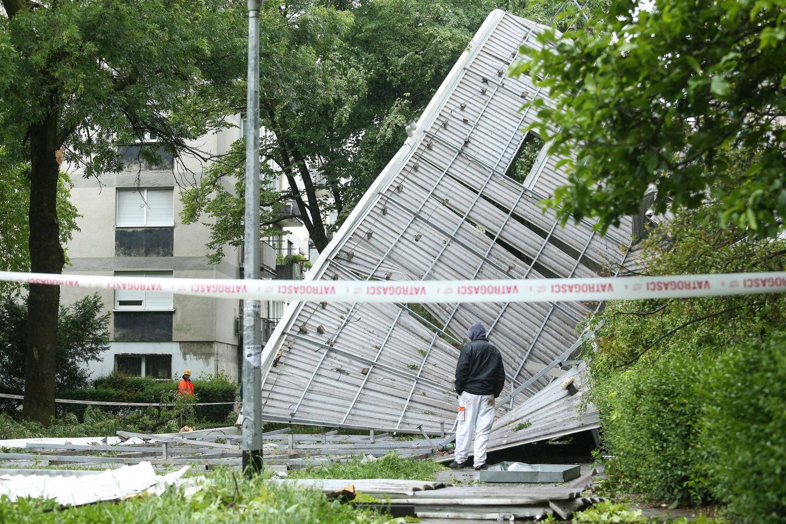 Vjetar odnio krov, pao dimnjak i klima uređaji: 'Tu je grunulo!'