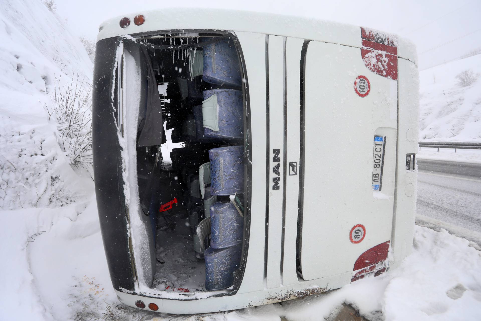 U prevrtanju autobusa na autocesti poginula jedna osoba