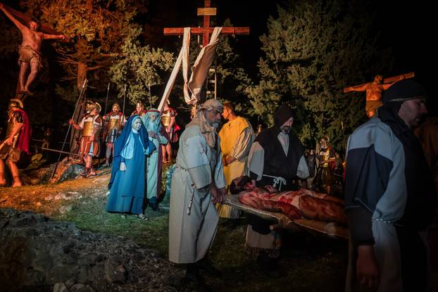 U Imotskom na Cvjetnicu uprizorena „Imotska Muka“, scenski prikaz Muke Gospodina našega Isusa Krista 