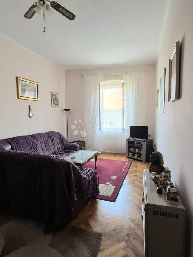 FOTO 'Namještaj iz doba Juge i bakina deka': Ovaj stan u Splitu prodaju za skoro 2 milijuna eura