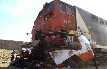 U sudaru dva vozila i vlaka poginulo 26, ozlijeđeno 28 ljudi