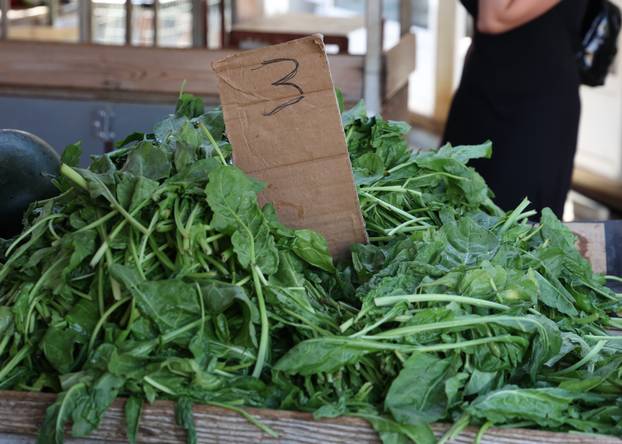 Šibenik: Bogata ponuda vo?a i povr?a na gradskoj tržnici