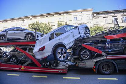 FOTO Velika šteta u Rijeci: S kamiona ispao skupocjeni Audi, oštećena još dva automobila