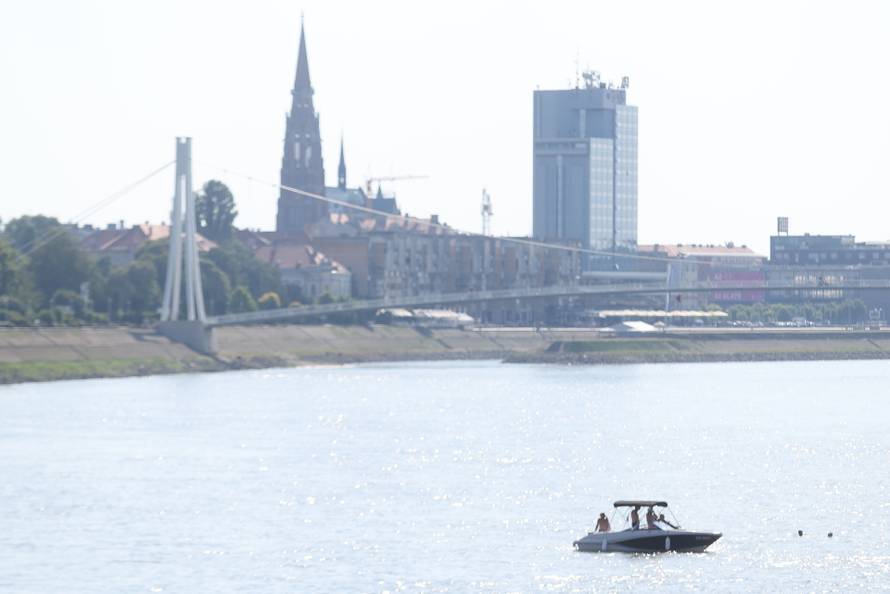 Osijek: Velika temperature je natjerala građane da potraže rashlađenje na Dravi