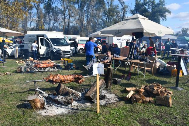 FOTO Zabranjena pečenkijada u Slavonskom Brodu! Evo kako je to izgledalo prošle godine