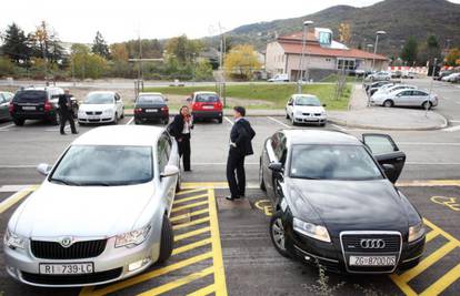 Ministar Grčić i župan Vujić parkirali na invalidsko mjesto