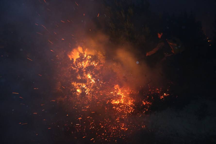 Kanader pomaže u gašenju, u Makarsku stiže i 150 vojnika