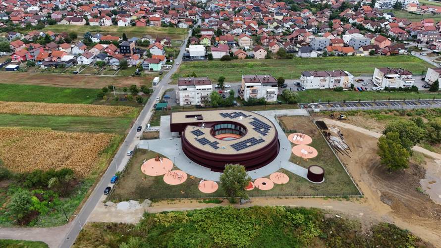 FOTO Ovo nije IT firma nego novi dječji vrtić u Svetoj Klari.  U modernu zgradu stiže 240 djece