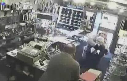 Prodavačici je stavio nož pod vrat, spasio ju kolega s kase