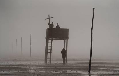 Fotografije s procesije u Velikoj Britaniji na Veliki petak  - kao da je riječ procesiji u snovima