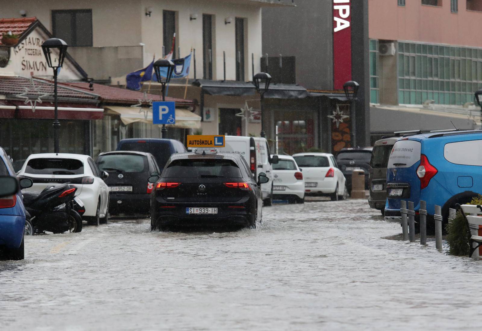 Vodice: Otežan promet uz more zbog jakog juga i valova 