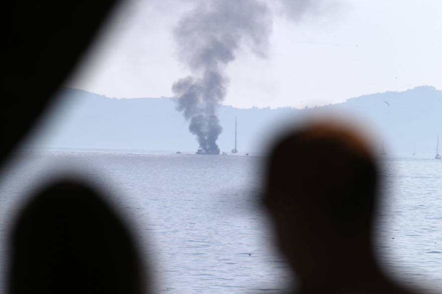 Split: PoÅ¾ar na brodu u BraÄkom kanalu