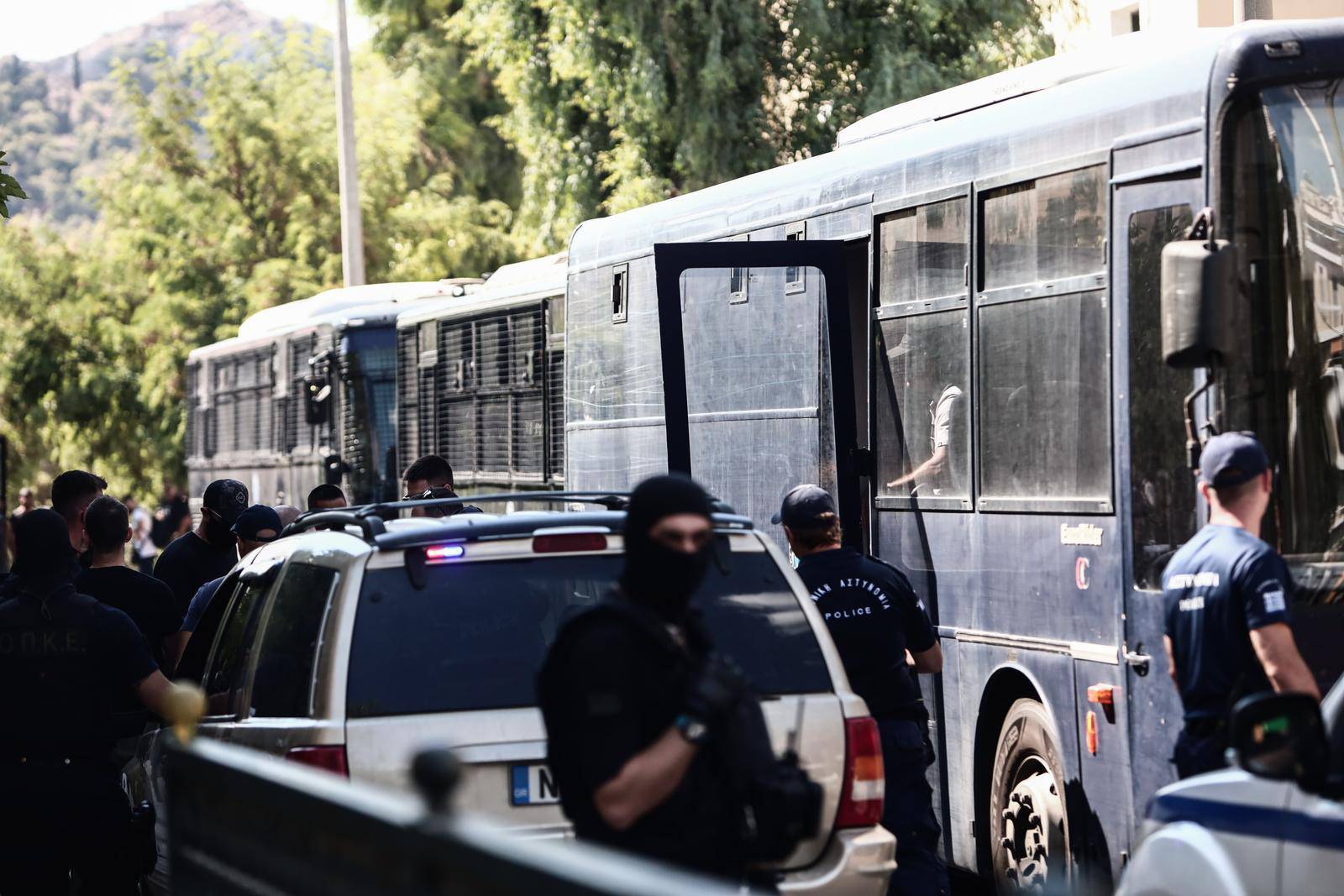 Prva skupina uhićenih navijača dovedena pred istražitelje na sud u Ateni