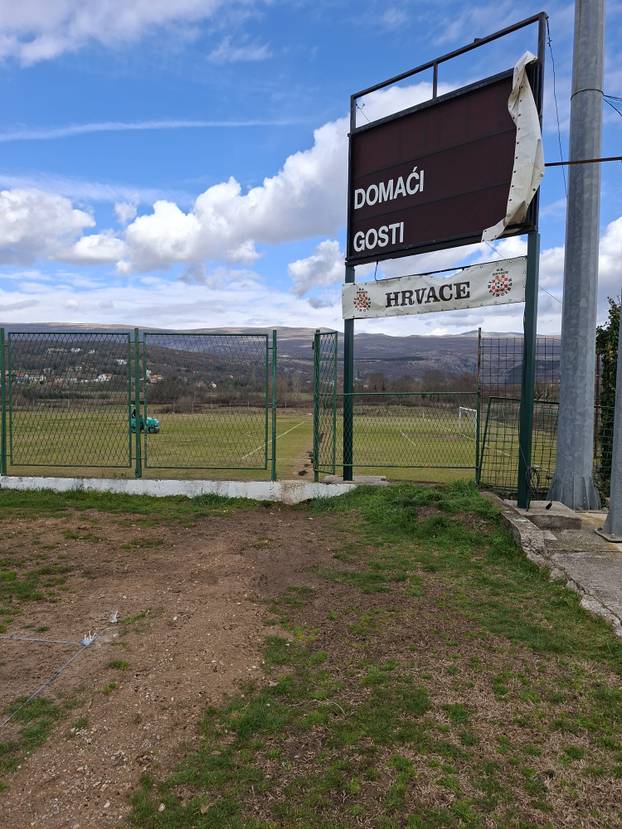 FOTO Sramota u Hrvacama. Ovo je nogometni teren?! Javio se savez, pogledajte što su našli