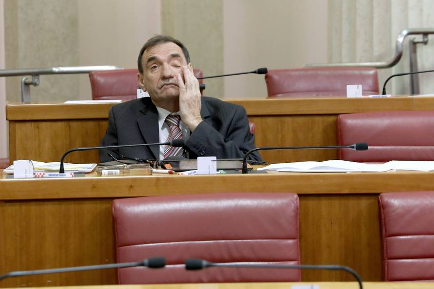 Teška noć? Umorni i pospani Stazić uspio zatražiti stanku...