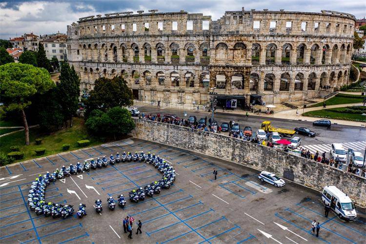 Policajci motociklisti natjecali se se u spretnosti u vožnji