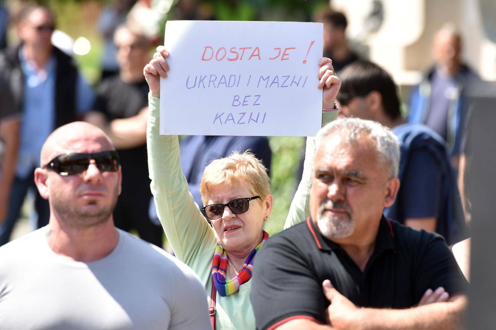 TisuÄu ÄakovÄana okupilo se na prosvjedu "Å½elim normalan Å¾ivot"