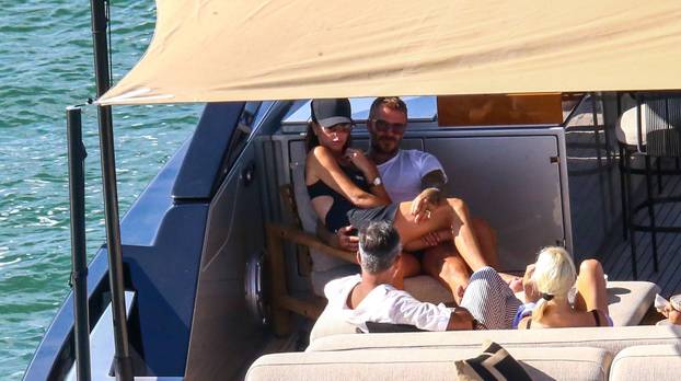 *PREMIUM-EXCLUSIVE* Victoria and David Beckham cozy up surrounded by family and friends on their boat in Miami Beach