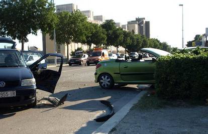 Polukružno se okretao pa na njega naletio Peugeot