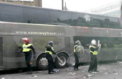 West Hamovi huligani razbili Unitedov bus i odgodili susret!
