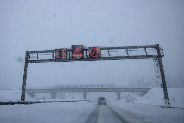 Gospić: Zbog gustog snijega otežani uvjeti vožnje na autocesti