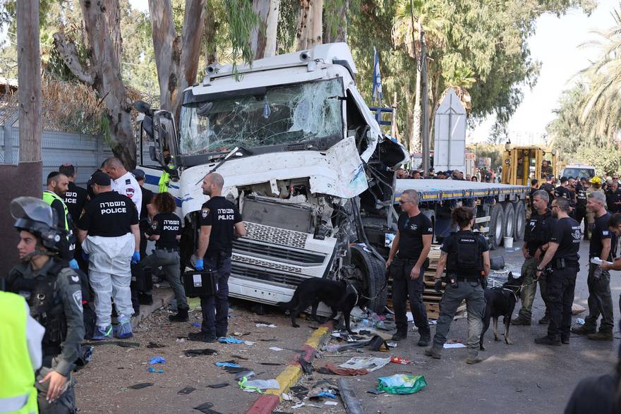 Teroristički napad u Izraelu: Kamionom se zabio u autobusnu stanicu