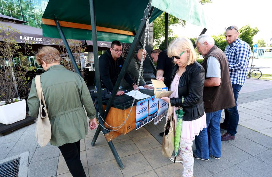 Lovci na potpise: 'Promijenit će djeci spol ako sad ne potpišete'