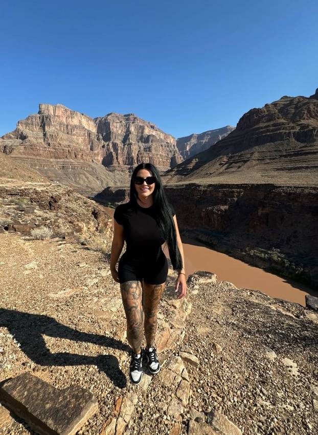 Iz trkaćih automobila prebacila se na OnlyFans i 'diže' milijune