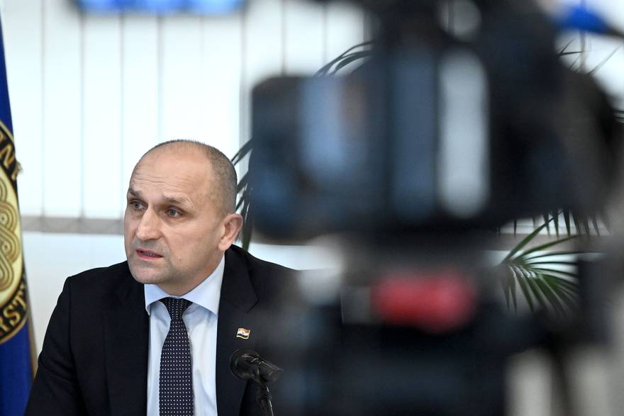 Ministar Anu&scaron;i&cacute; najavio po&ccaron;etak temeljnog vojnog osposobljavanja