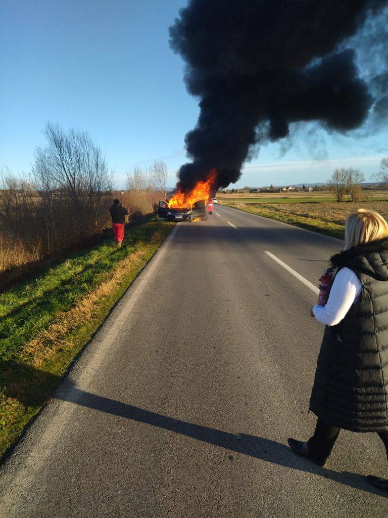 Izgorio automobil kod Kutine: 'Majka i dijete su izašli, vikao sam im da se maknu što prije'