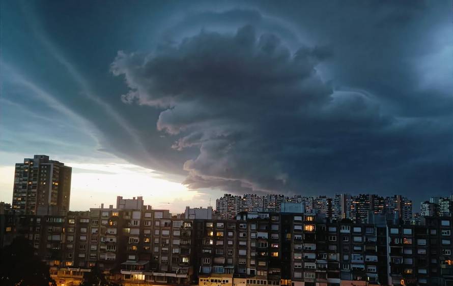 FOTO Crni oblaci zamračili nebo nad Zagrebom: 'Snažan vjetar mi je sve razbacao na balkonu'