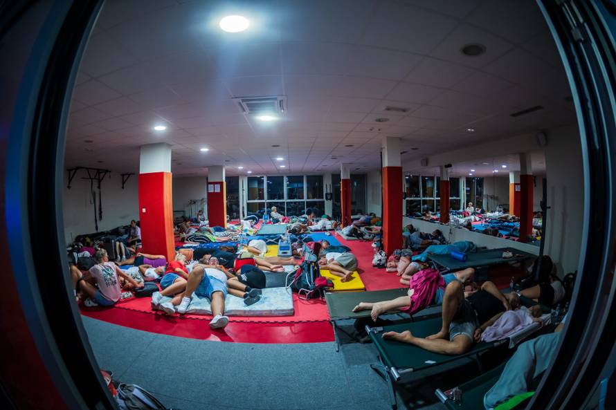 Omis:  Prihvatni centar u sportskoj dvorani Ribnik.