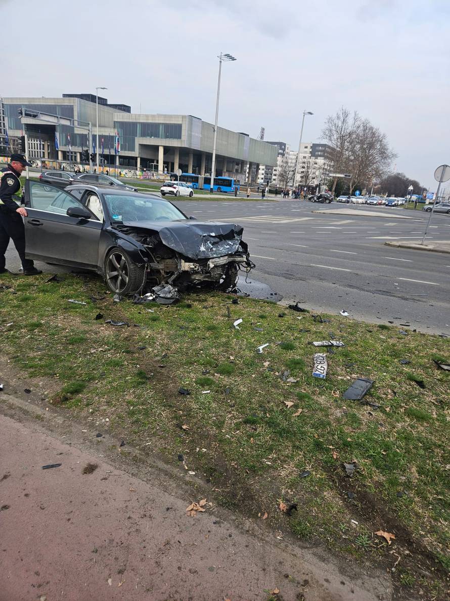 FOTO Kaos kod Avenue Malla: Sudarila se dva automobila, dvoje ljudi prevezeno u bolnicu