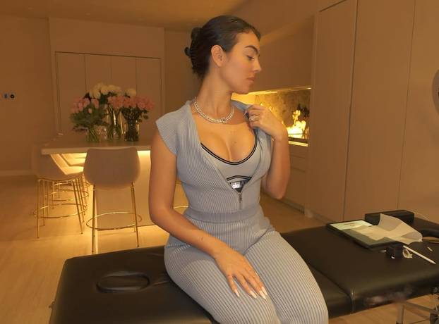 FOTO Ovako Georgina slavi: Na glavi kruna, a oko nje luksuzni pokloni, cvijeće i seksi Ronaldo