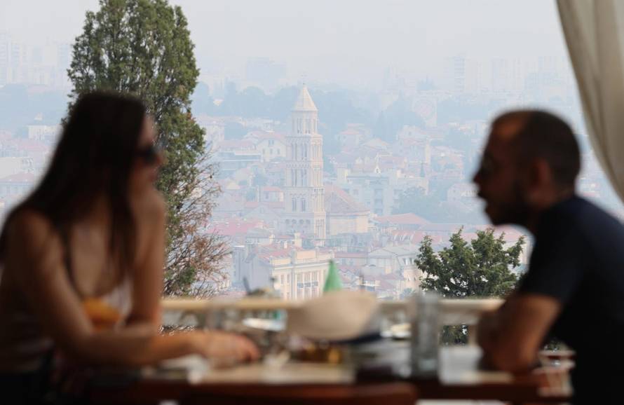 Split  prekriven dimom zbog požara kod Tomislavgrada